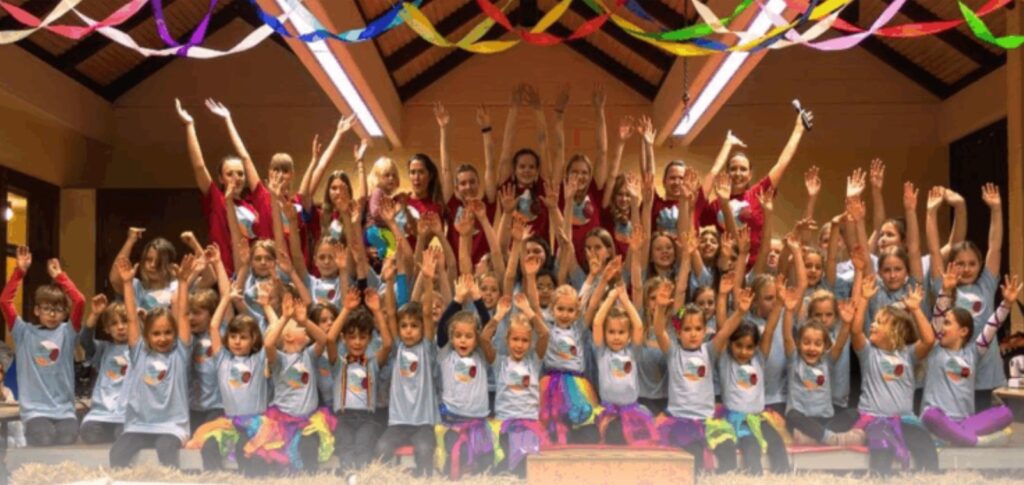 Die Mitwirkenden des Kindercircus auf der Bühne