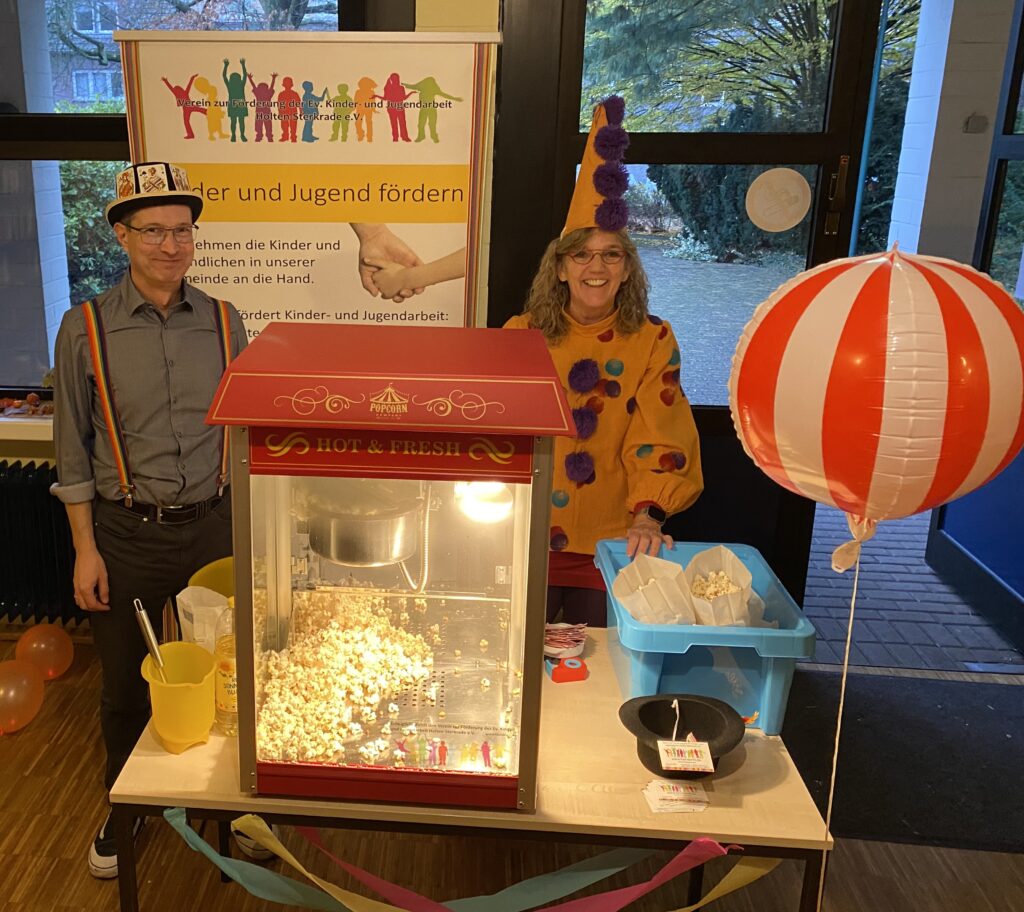 Der Vorstand des Fördervereins am Popcorn-Stand