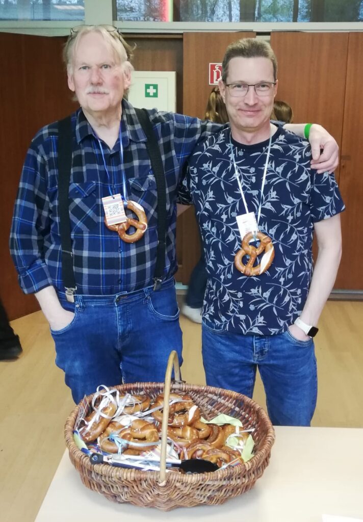 Werner Lantermann und Andreas Meyer verteilen Brezeln